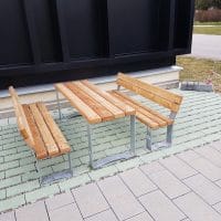 Bänke und Tische aus Holz für Kinder