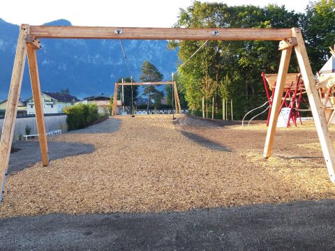 Seilbahn aus Holz auf dem Spielplatz und großer Kletterturm