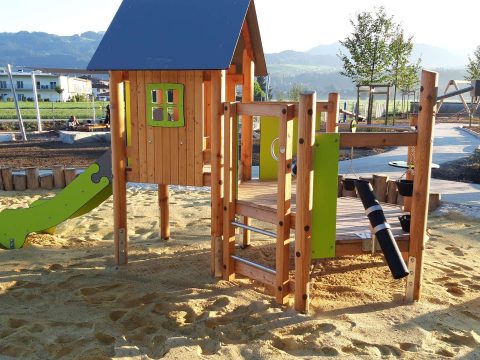 Spielhaus aus Holz mit Rutsche und Dach für Kinder