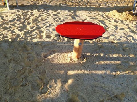 Sandspieltisch aus Holz im Sandkasten montiert für Kinder