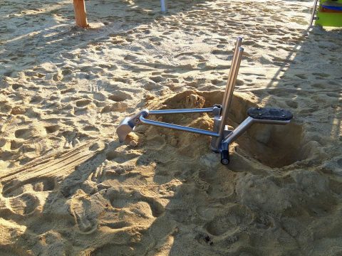 Sandbagger am Spielplatz für Kinder im Sandkasten