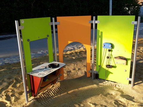 Interaktive Spielwand im Sand mit Herdplatte und Sandaufzug