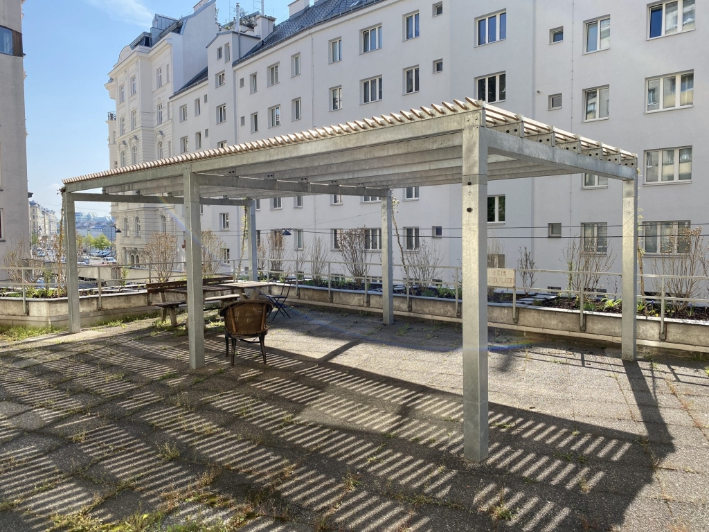 Kaunitzgasse Pavillon mit Metallmasten