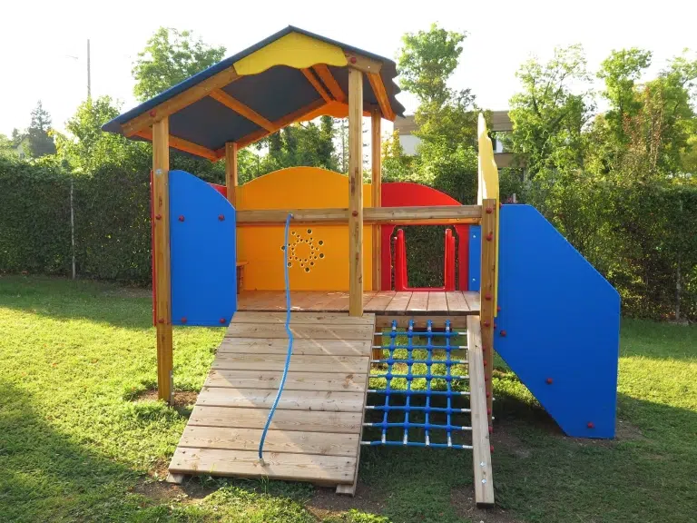 Outdoor-Spielgerät für Kleinkinder zum hochklettern