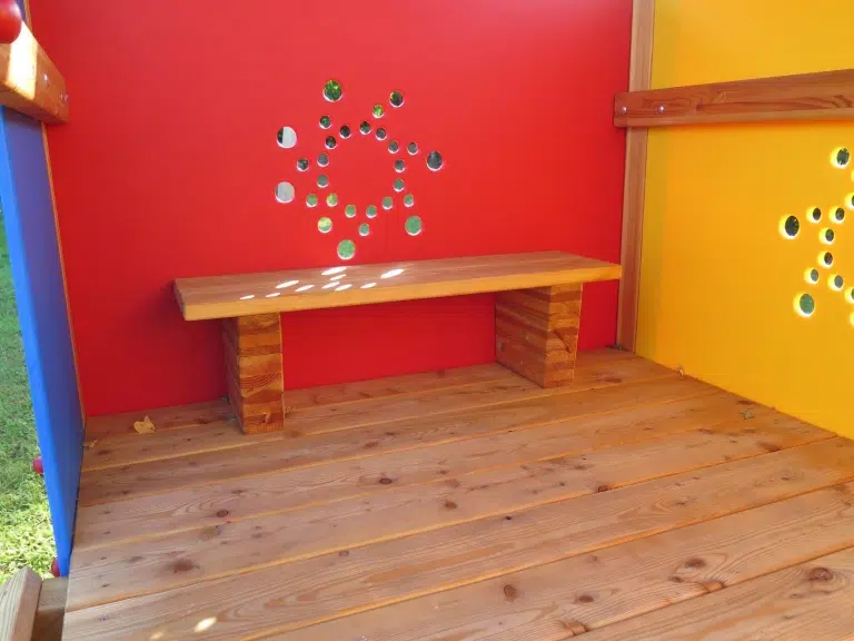Spielhäuschen von Innen mit Bank für die Kinder