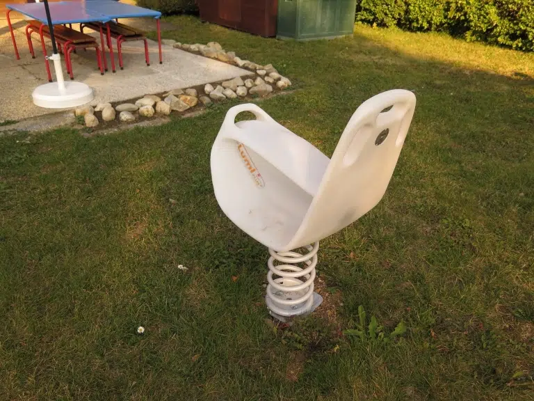 Ergonomische Wippe in weiß in der Wiese