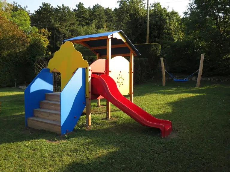Kleinkinder-Spielgerät mit roter Rutsche und Treppenaufstieg