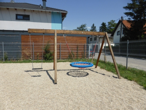 Schaukel mit Nestkorb und Brett auf Spielplatz