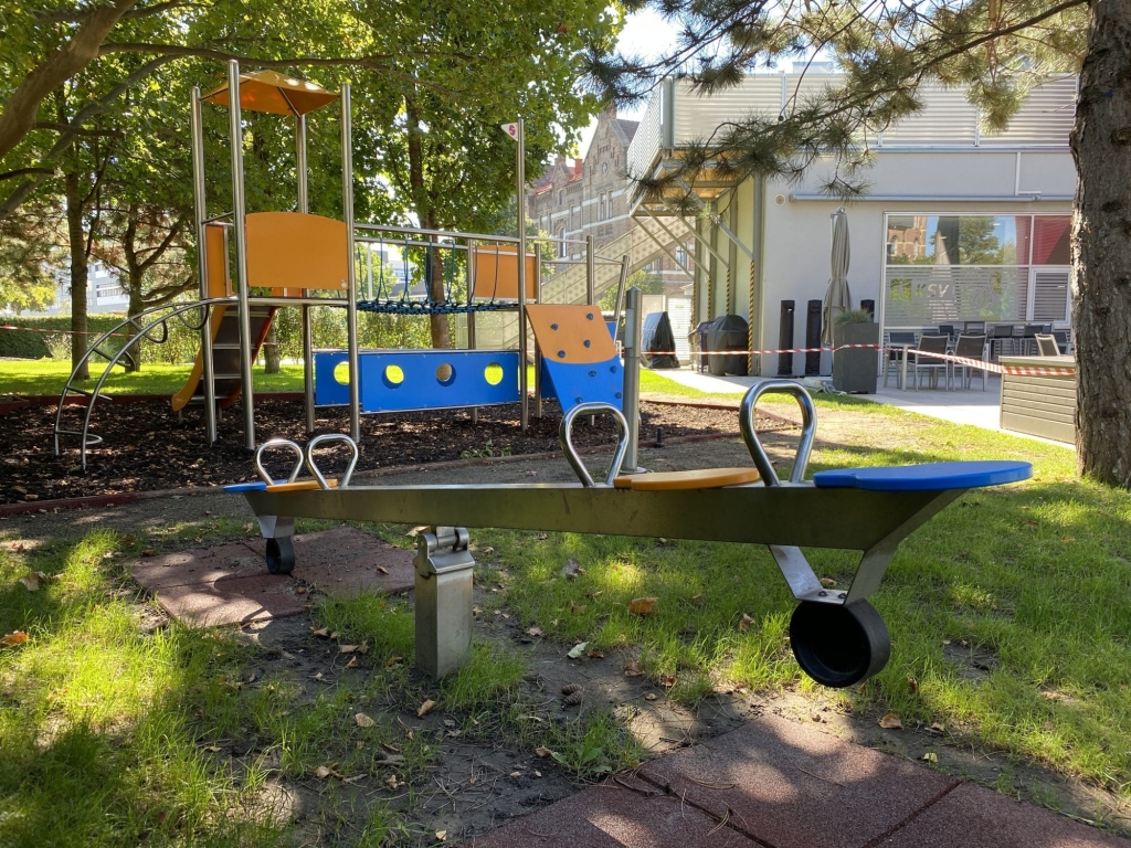 Balkenwippe 4-sitzig aus Edelstahl auf dem Spielplatz