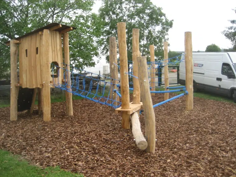 Kletterbrücke und Balancierbalken mit einen Spielhaus zum verweilen