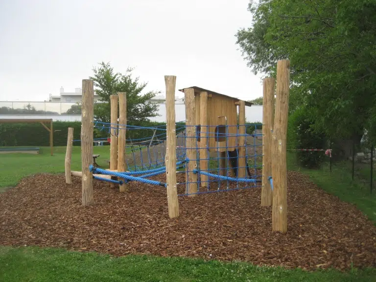 Kletterparcour am Spielplatz um die Motorik zu verfeinern