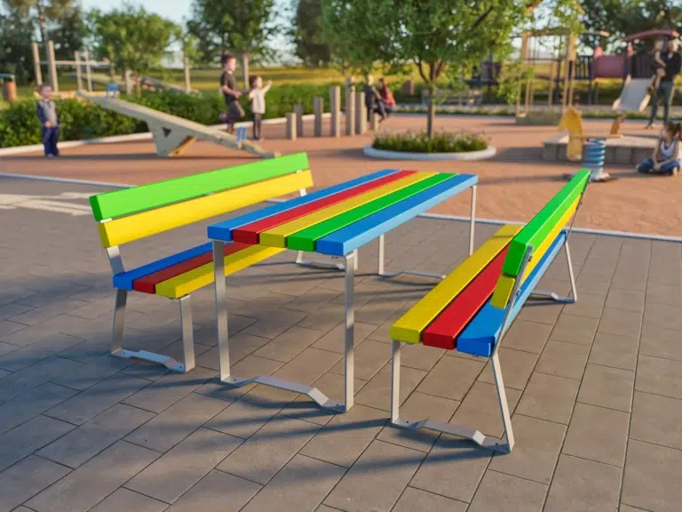 Bunte Sitzmöbel für den Schulhof