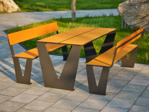 Moderne Sitzgruppe mit Lehne Safrangelb im Park