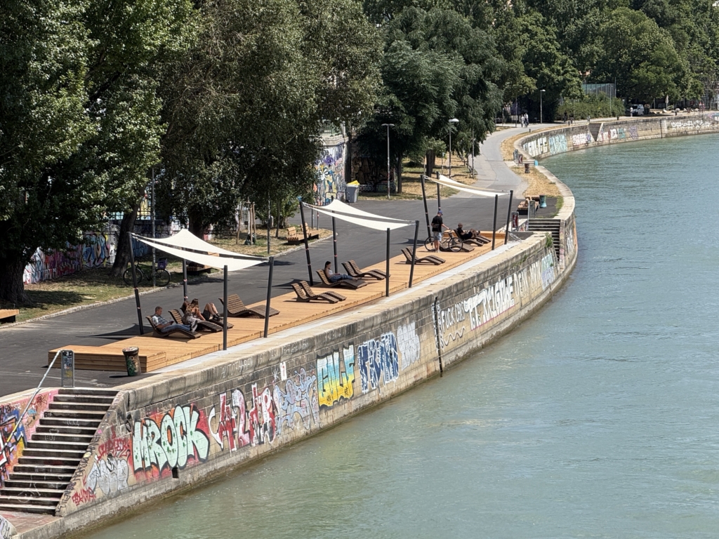 Öffentliche Liegen und Sonnensegel direkt am Fluss