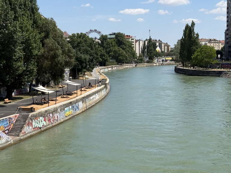 Chill Out Zone am Fluss mit öffentlichen Liegen und Sonnensegeln