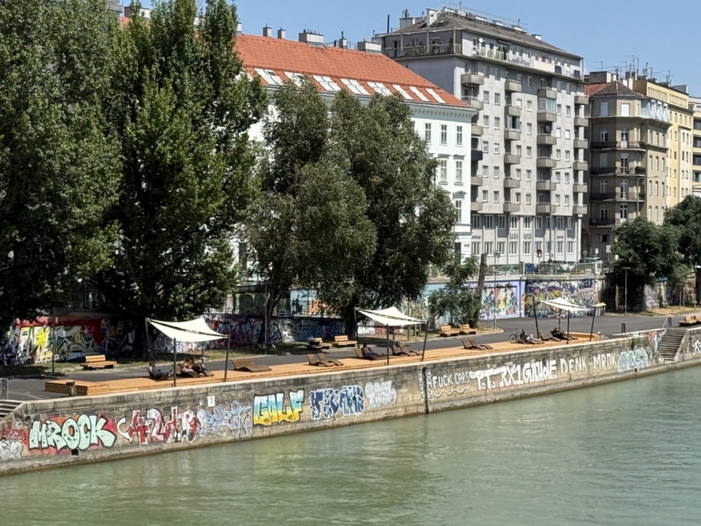 Chill Out Zone direkt am Fluss mit Liegen und Sonnensegel