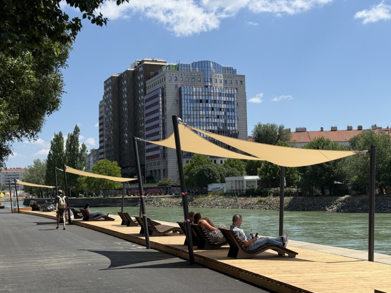 Wiener Donaukanal mit öffentlichen Liegen und Sonnensegel