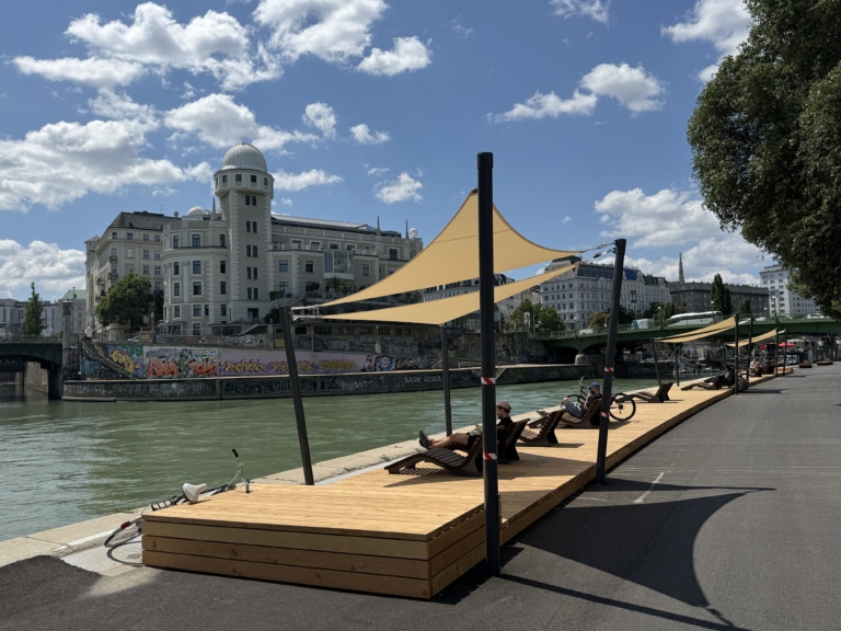 Holzliegen direkt an der Donau mit Sonnensegel