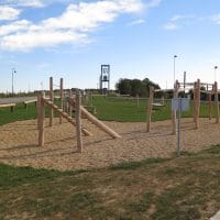 Sportanlage aus Holz zum trainieren im Park
