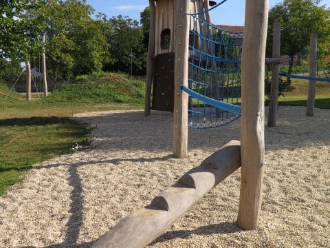 Kletteranlage auf dem Naturspielplatz für Kinder