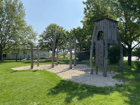Baumhaus mit Kletterstrecke aus Holz auf Spielplatz