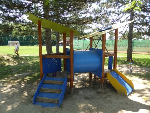 Doppelturmanlage für Kleinkinder mit Sonnenschutz