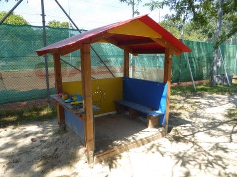 Buntes Spielhaus für Kinder mit Sitzbank