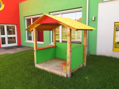 Buntes Holzhaus als Spielladen am Schulhof
