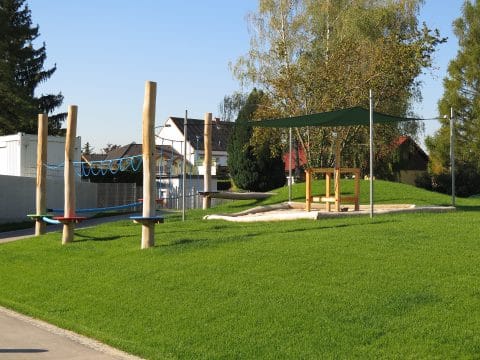 Kinderspielplatz am Schulhof mit Sonnenschutz