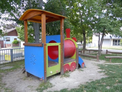 Spielhaus als Zug für Kleinkinder zum klettern und rutschen