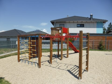 Kinderspielplatz mit Klettergerüst auf Kiessand für Kinder