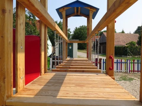 Kettenbrücke mit Holztrittbretter zum balancieren lernen