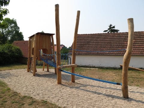 Kinderspielanlage mit Balancier- und Halteseil zum Spielhaus