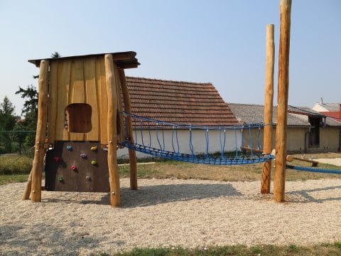 Holzspielhaus mit Wackelbrücke aus blauem Netz für Kinder bestellen