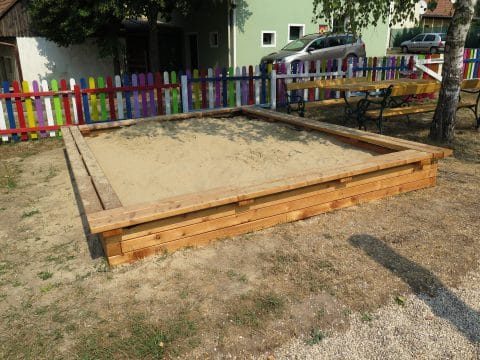 Sandkasten mit Sitzflächen für die Kinder