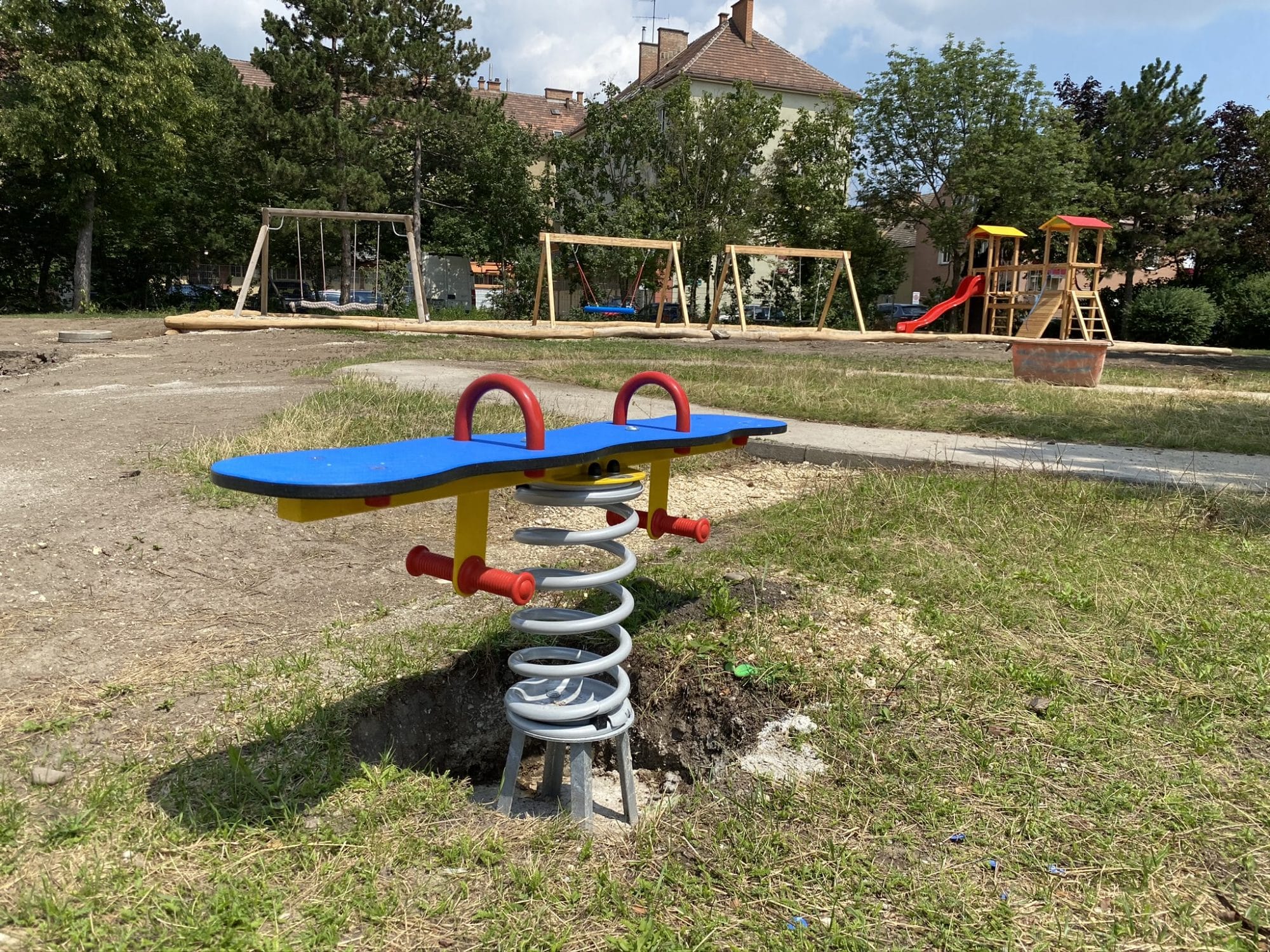 Blaue Federwippe Wipp auf Spielplatz für Kinder