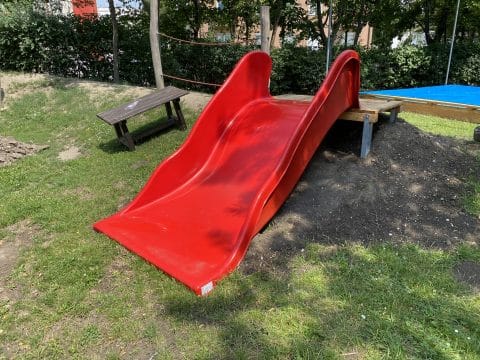 Breite Hangrutsche rot auf Podest für Kleinkinder