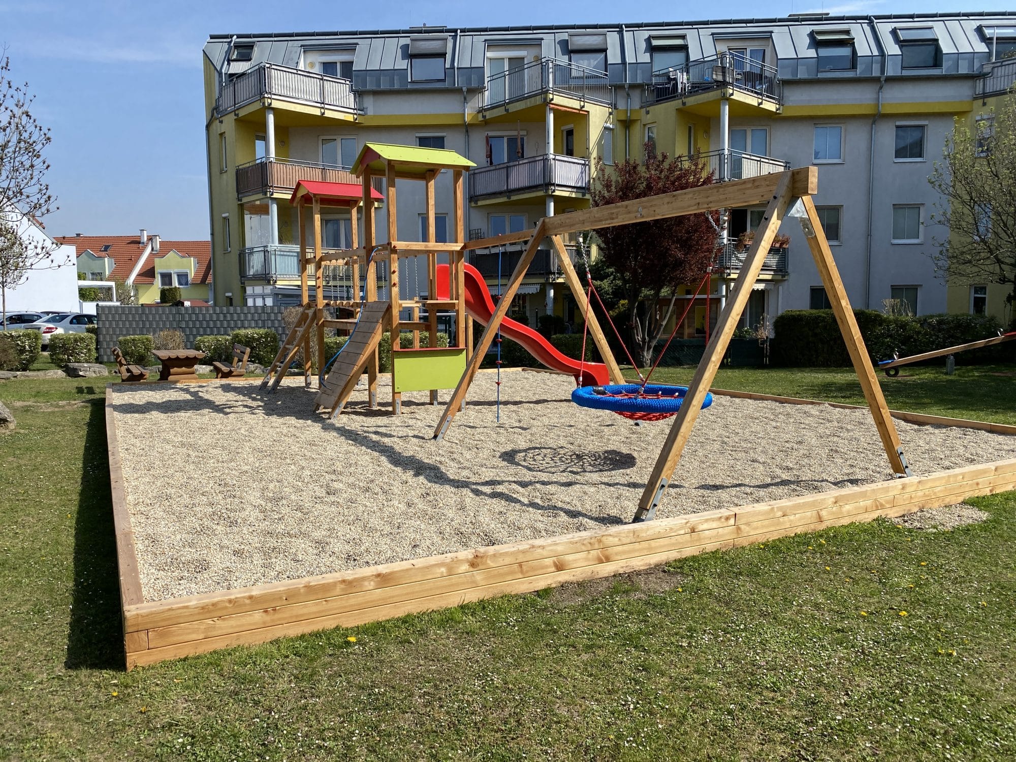 Spielplatz auf Sanduntergrund mit zwei Türmen für Kinder kaufen