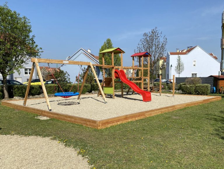 Spielkombination mit Holzsprossenleiter und Wackelbrücke für Schule und Kindergarten