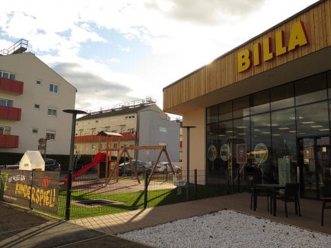 Billa Supermarkt mit Spielplatz davor