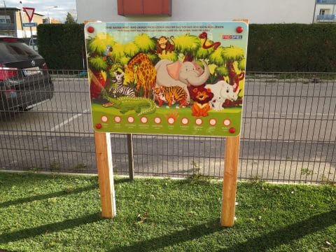 Lerntafel für die Kleinkinder auf dem Spielplatz