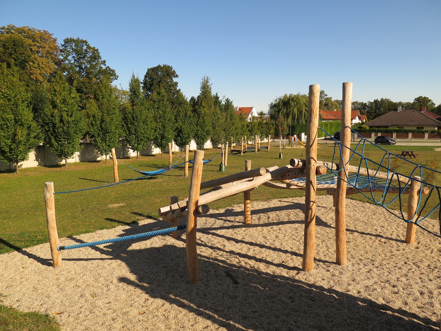 Kletteranlage Larsmit Holzpalisaden auf dem öffentlichen Spielplatz