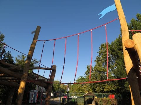 Kletterdschungel mit Holzpalisaden auf dem Spielplatz
