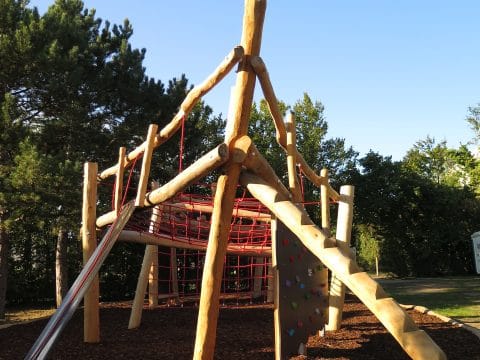 Kletterschiff mit Holzpalisaden für die großen Kinder
