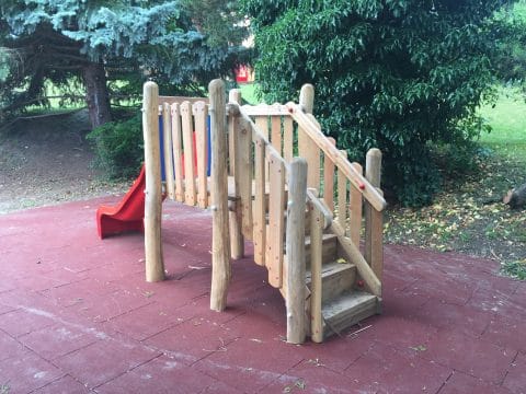 Spielplatz für Kleinkinder mit Treppenaufstieg und Geländer