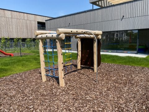 Kletterspielgerät aus Holz für Kinder im Kindergarten