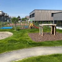 Übersicht von einem neuen Spielplatz in einem Kindergarten