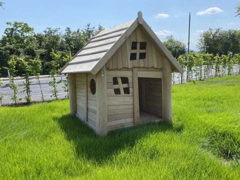 Spielhaus aus Holz für Kinder auf Rasen