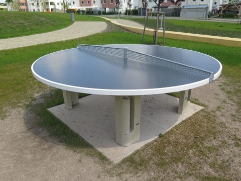 Runde Tischtennisplatte zum spielen im Freien