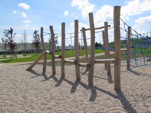 Kletter-Spielplatz für größere Kinder mit Balancierpark
